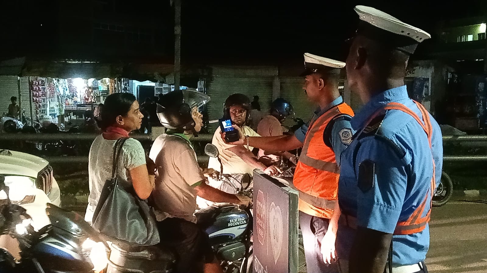 जनकपुरधाम बसपार्क क्षेत्रमा मापसे विरुद्ध ट्राफिक प्रहरीको कडा चेकजाँच अभियान